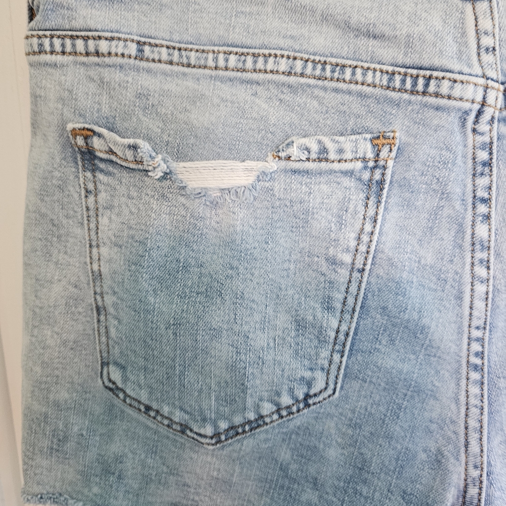 Old Navy Distressed Light Blue Denim Boyfriend Shorts Women's Sz 8 - Picture 6 of 10